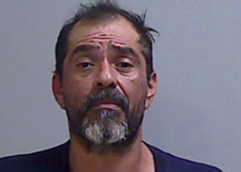 Detienen a hombre por disparar contra su familia y contra oficiales de la ley en Edinburg